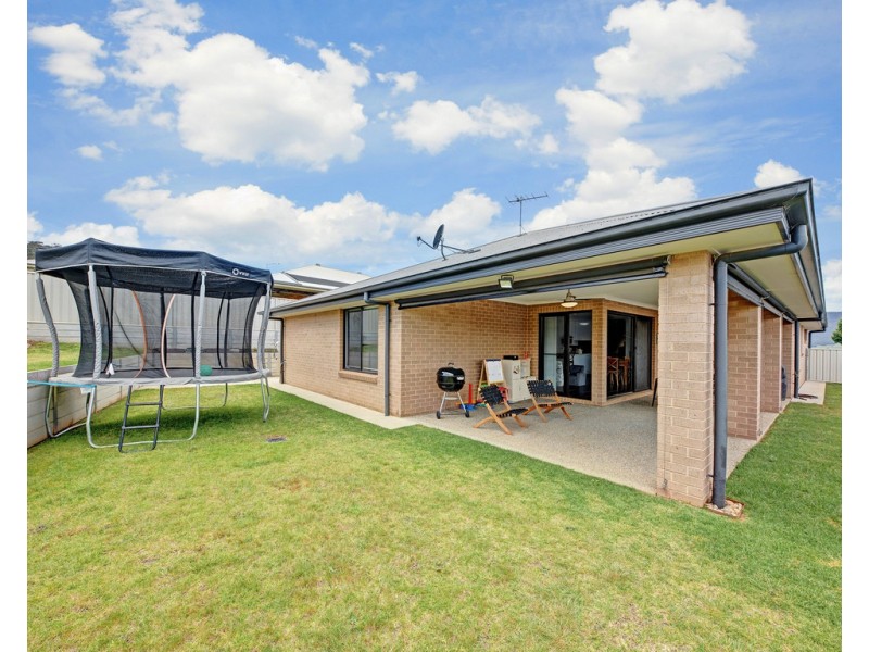 8 Dempster Place, Leneva VIC 3691