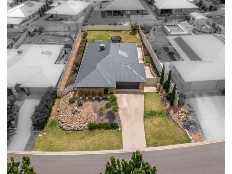 8 Dempster Place, Leneva VIC 3691