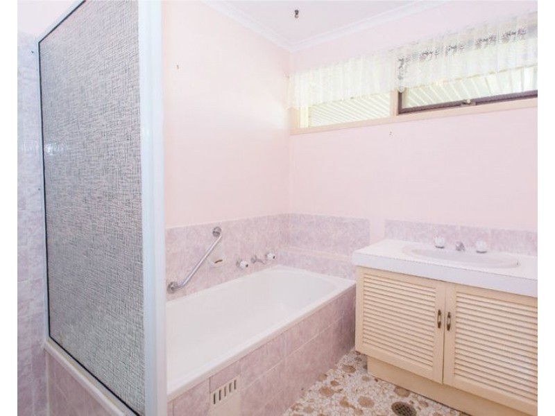 329 Haines Court, Lavington NSW 2641