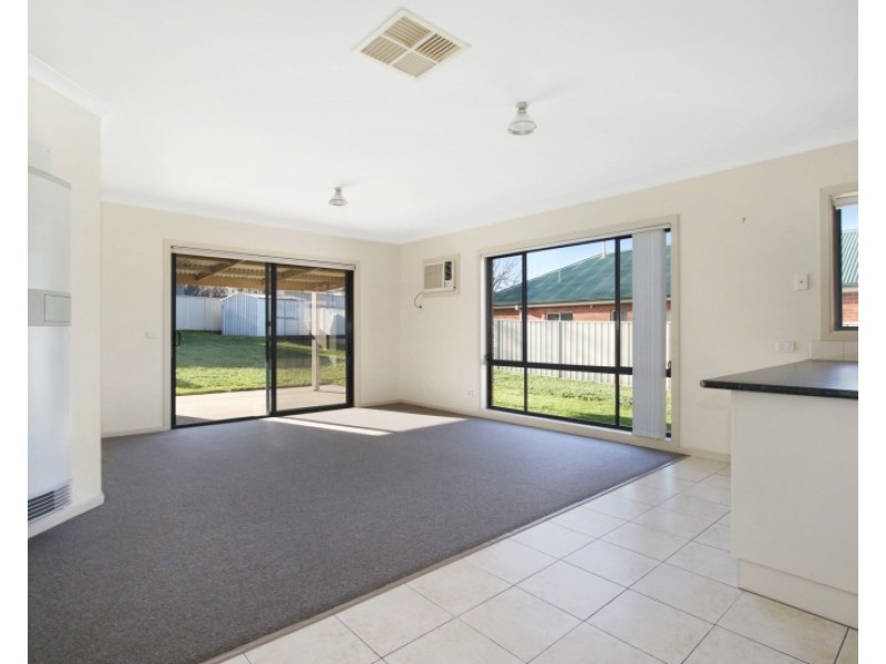 77 Nightingale Avenue, West Wodonga VIC 3690