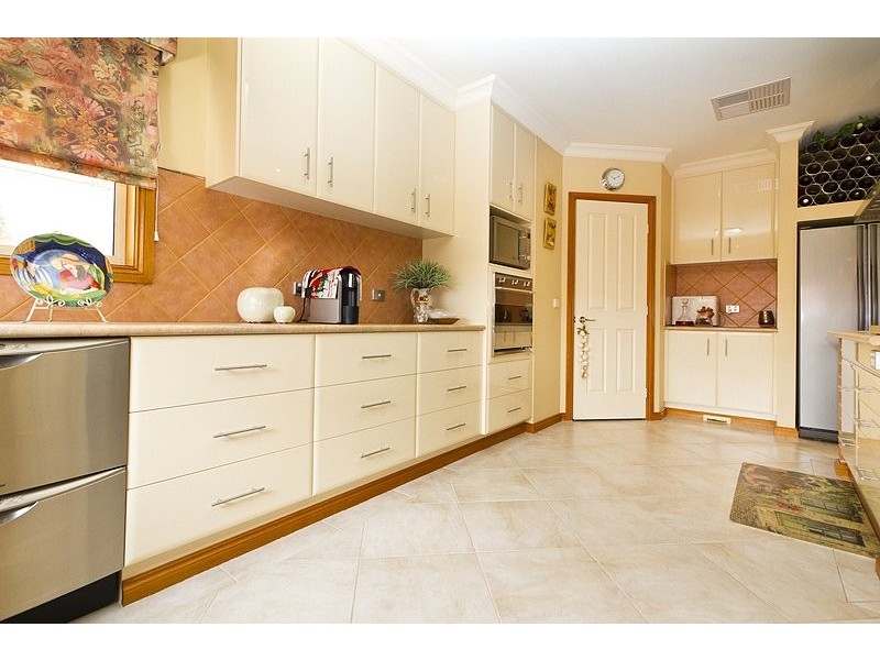 73 Barton Street, Wodonga VIC 3690