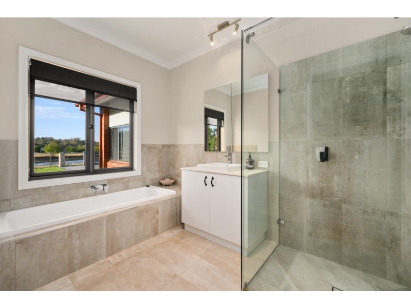 52 Himalaya Drive, Table Top NSW 2640