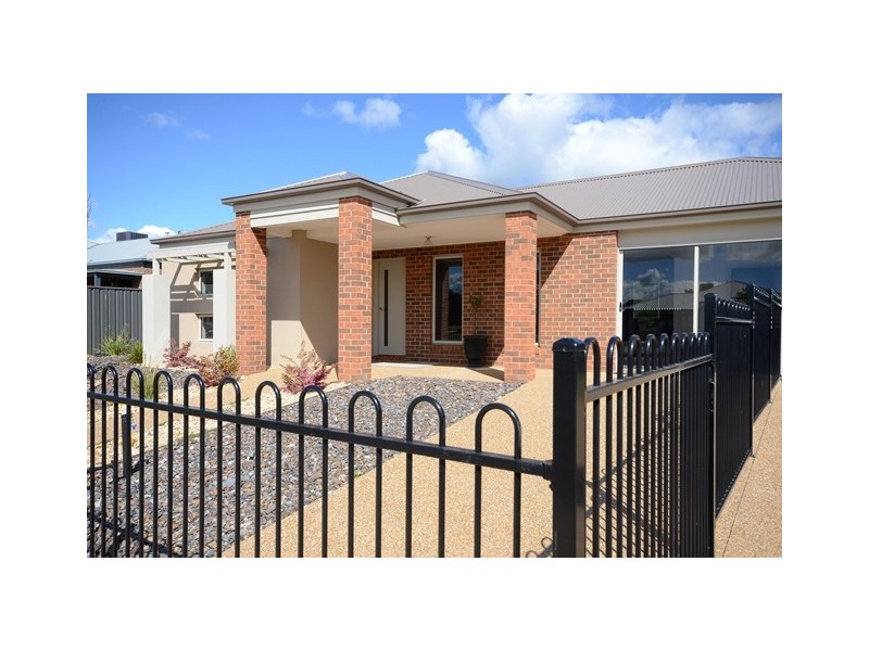 11 Riverside Boulevard, Killara VIC 3691