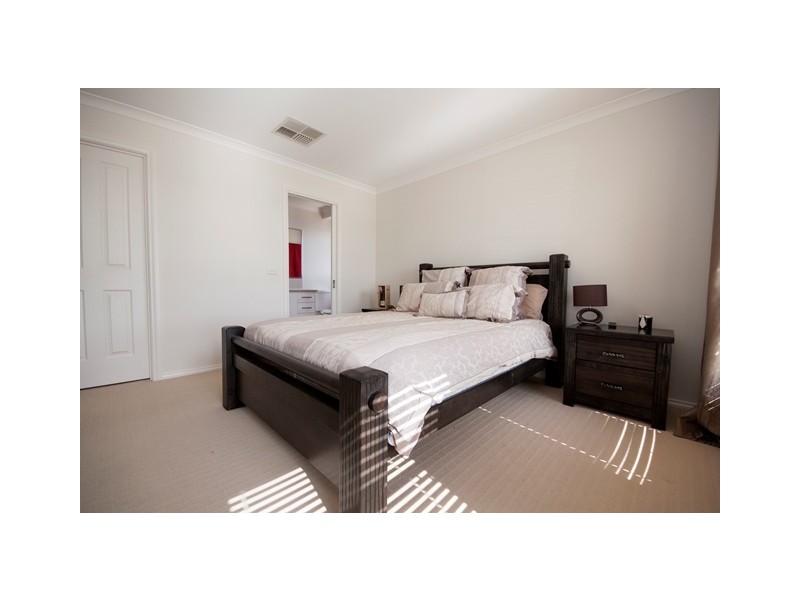 10 Friarbird Way, Thurgoona NSW 2640