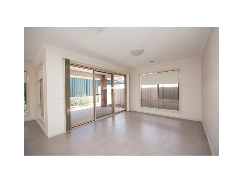 8 Weathers Place, Wodonga VIC 3690