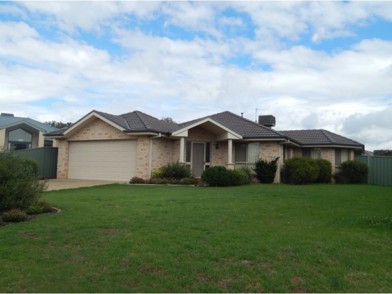 35 Robbins Drive, East Albury NSW 2640