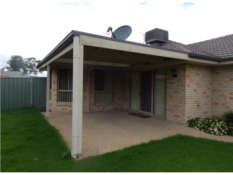 35 Robbins Drive, East Albury NSW 2640