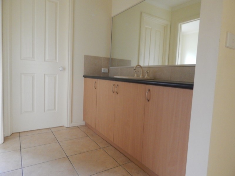 35 Robbins Drive, East Albury NSW 2640