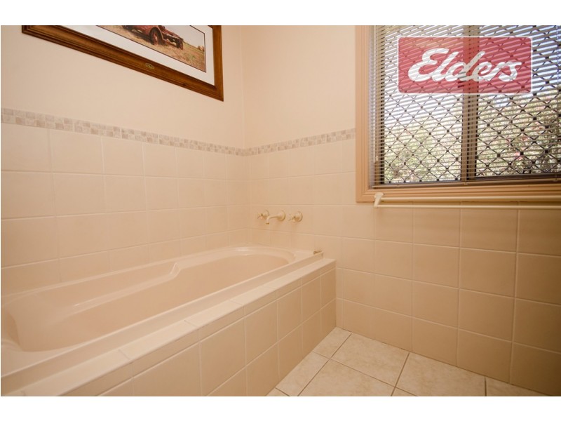2 Curlew Court, East Albury NSW 2640