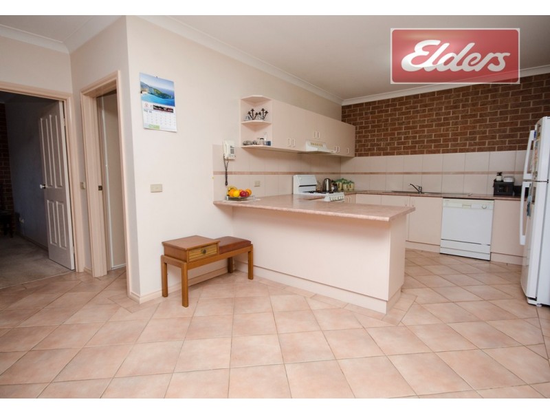 1-2 / 530 Kotthoff Street, Lavington NSW 2641