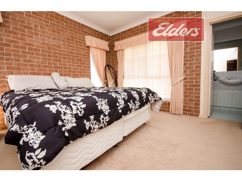 1-2 / 530 Kotthoff Street, Lavington NSW 2641