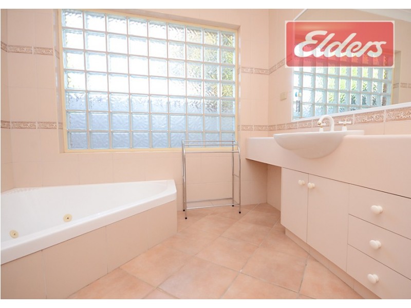 1-2 / 530 Kotthoff Street, Lavington NSW 2641