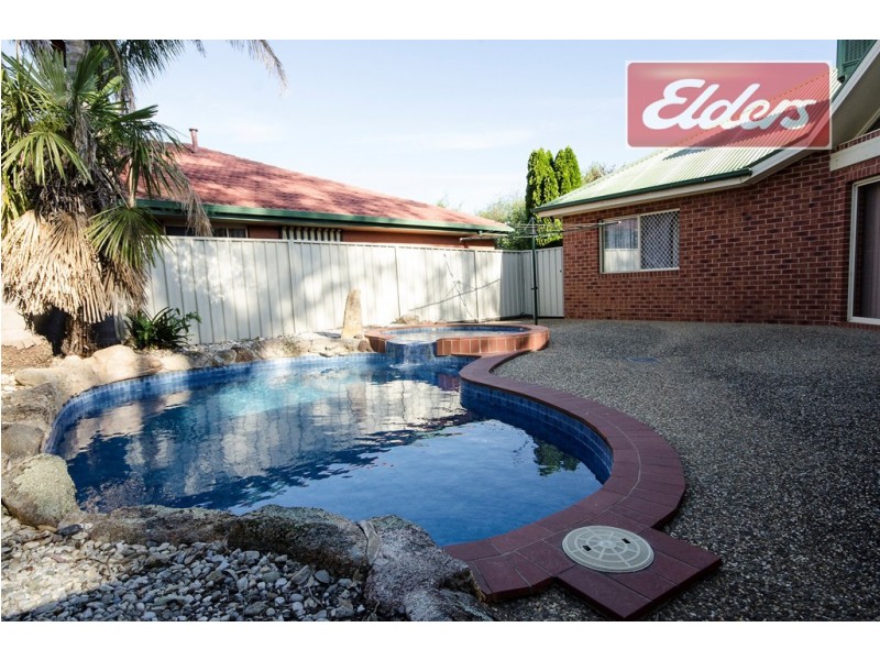 1-2 / 530 Kotthoff Street, Lavington NSW 2641