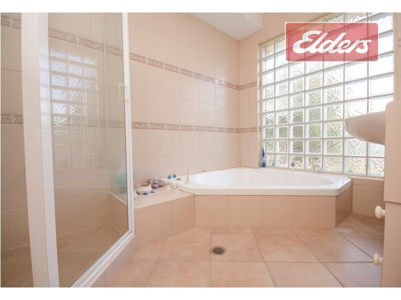 1-2 / 530 Kotthoff Street, Lavington NSW 2641