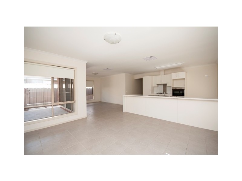 8 WEATHERS PLACE, Wodonga VIC 3690