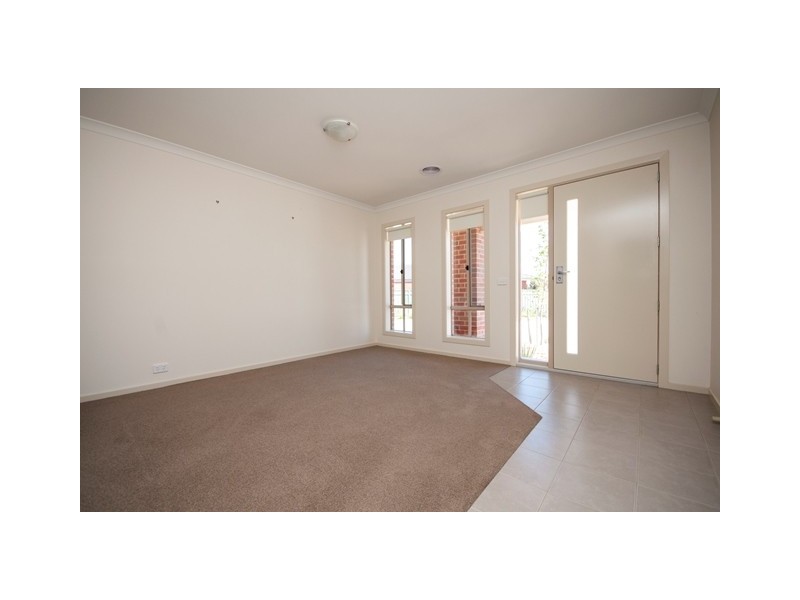 8 WEATHERS PLACE, Wodonga VIC 3690