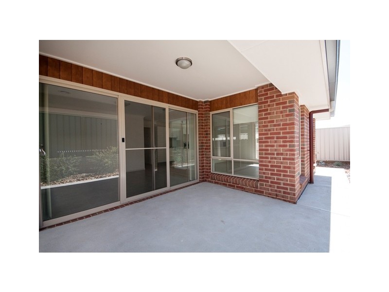 8 WEATHERS PLACE, Wodonga VIC 3690