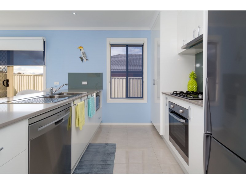 17 Bartleson Place, Hamilton Valley NSW 2641