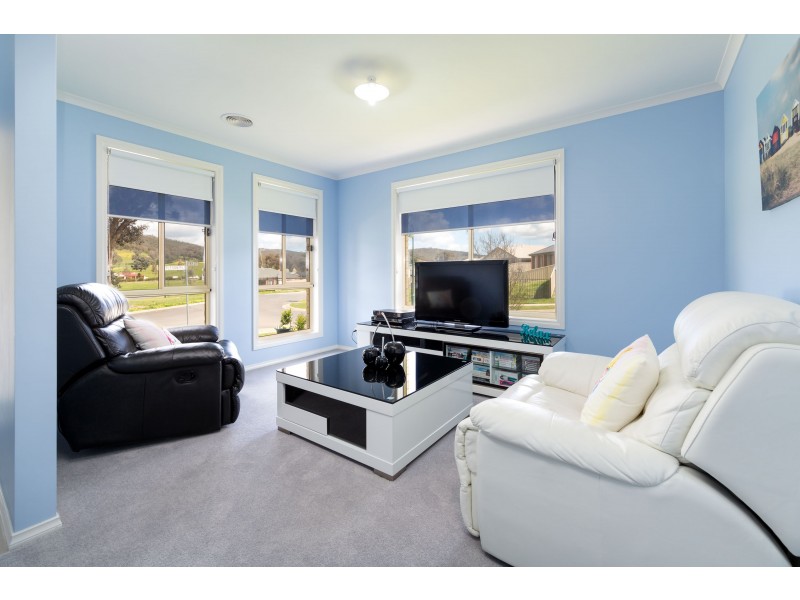 17 Bartleson Place, Hamilton Valley NSW 2641