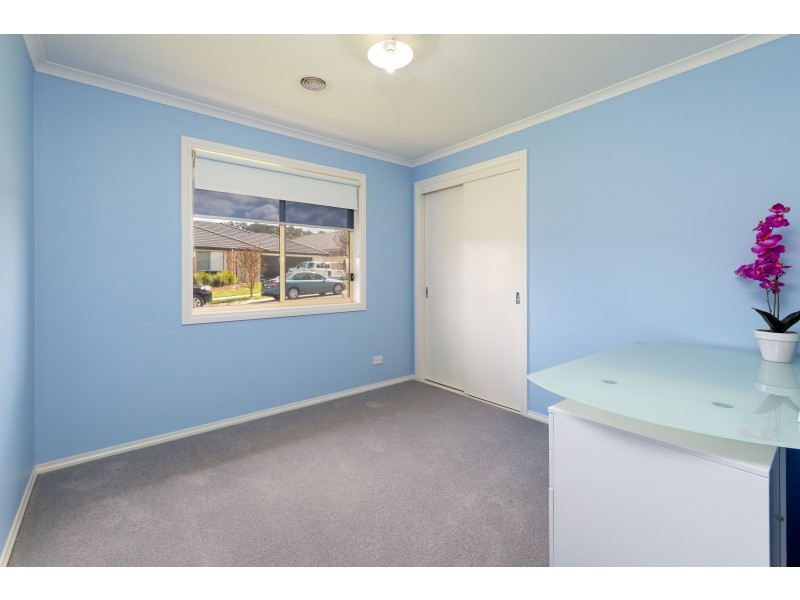 17 Bartleson Place, Hamilton Valley NSW 2641