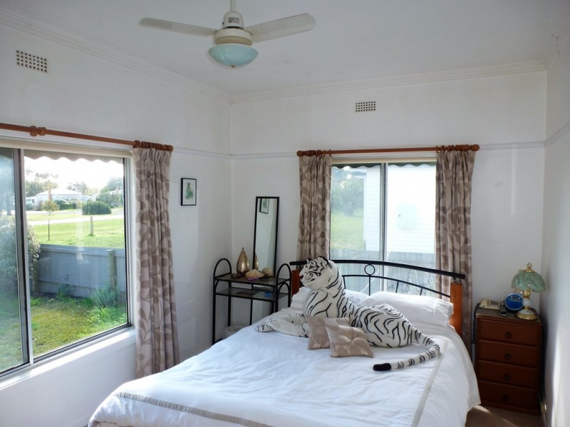 2083 Glenelg Highway, Lake Bolac VIC 3351