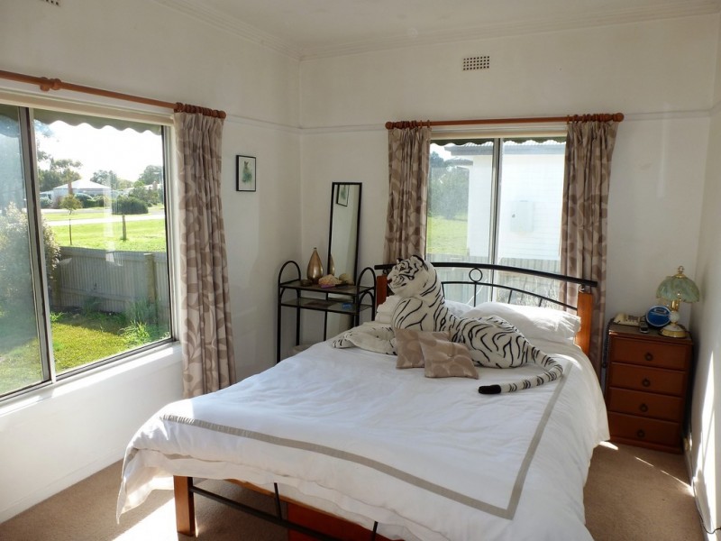 2083 Glenelg Highway, Lake Bolac VIC 3351