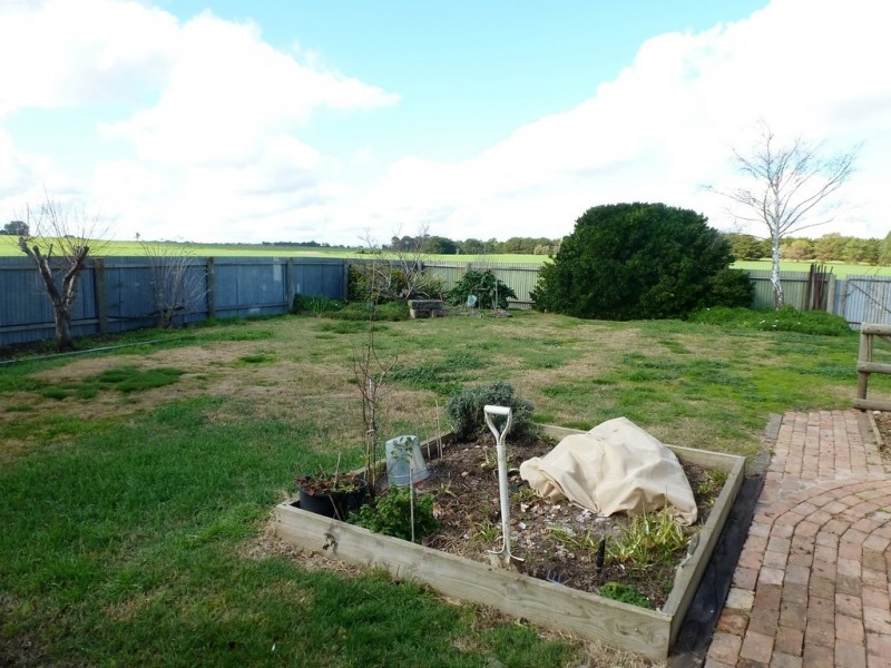 2083 Glenelg Highway, Lake Bolac VIC 3351