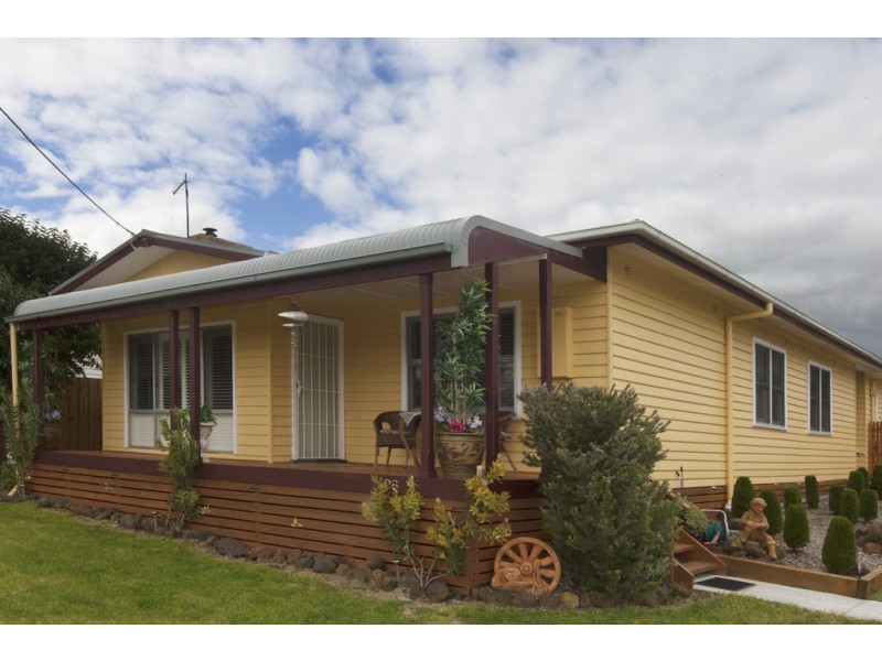 126 Montgomery Street, Lake Bolac VIC 3351