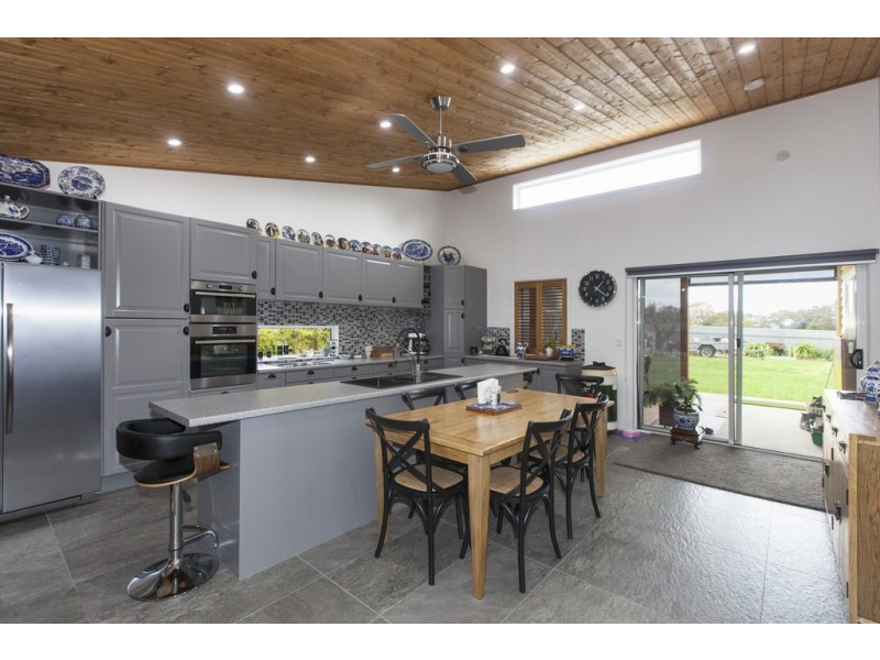 126 Montgomery Street, Lake Bolac VIC 3351