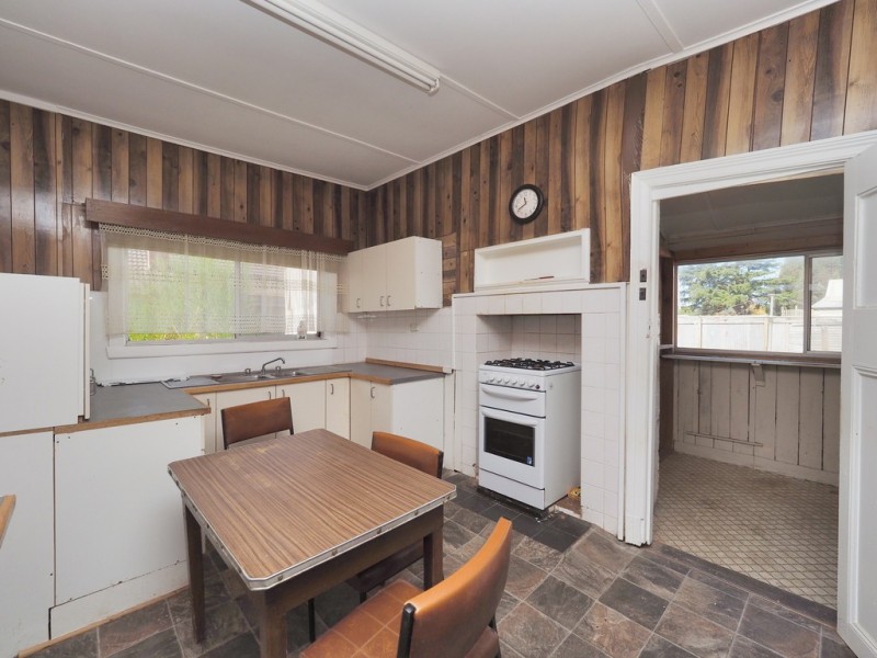 14 Queens Avenue, Ararat VIC 3377