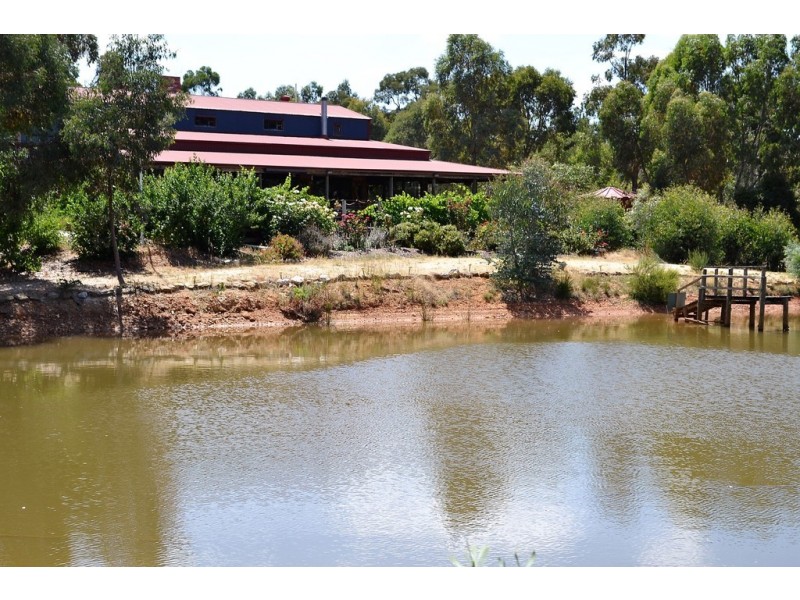 15 Borbridge Lane, Moonambel VIC 3478