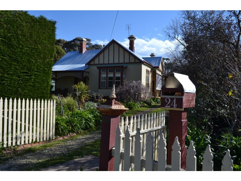 24 Port Fairy Road, Ararat VIC 3377