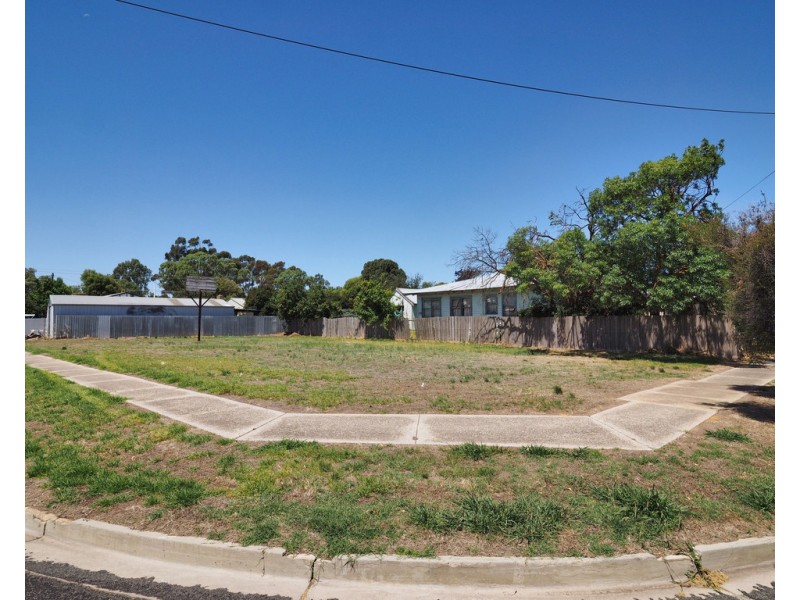 8 Steven Crescent, Ararat VIC 3377