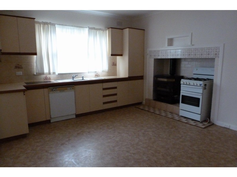 11 Queens Avenue, Ararat VIC 3377