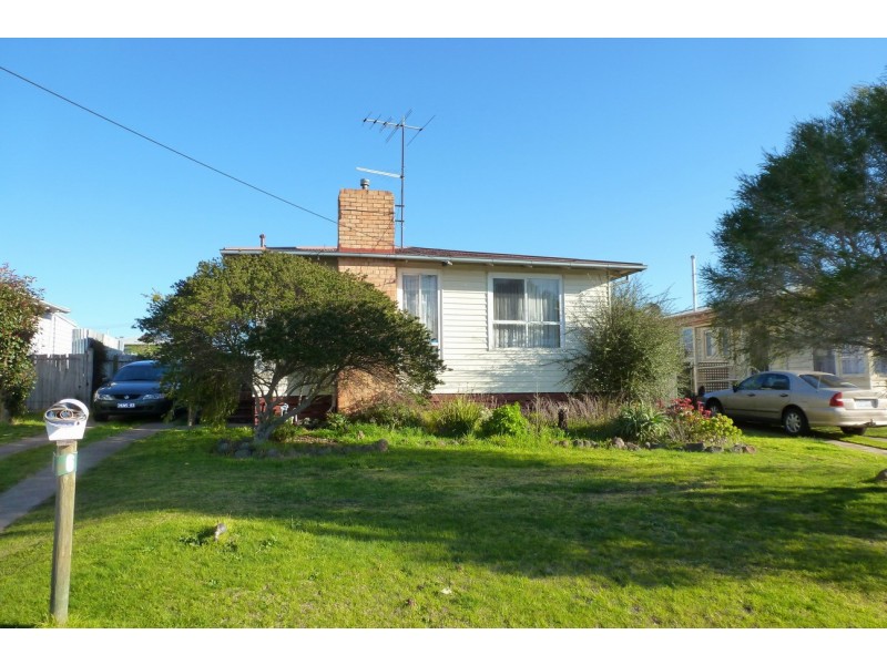 6 Churchill Avenue, Ararat VIC 3377