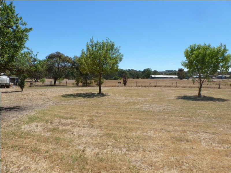 64 Tatyoon Road, Ararat VIC 3377