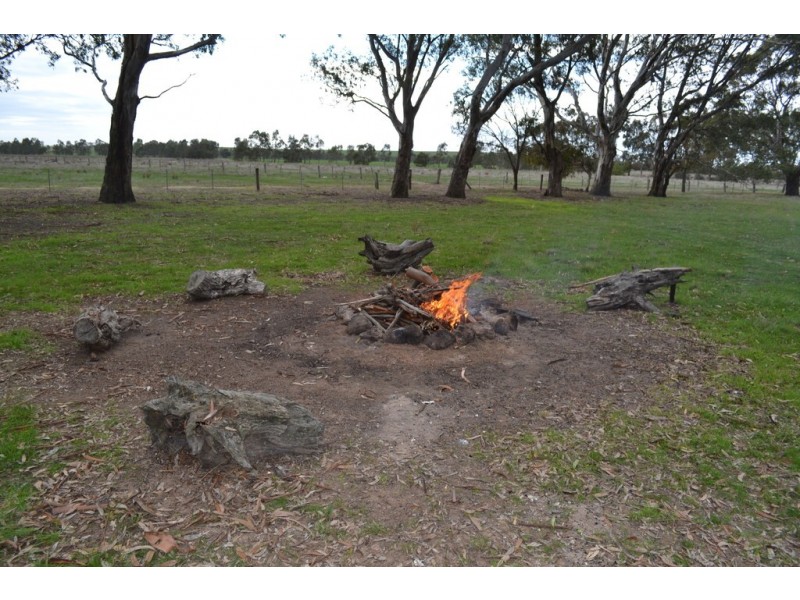 6814 Mortlake-Ararat Road, Rossbridge VIC 3377