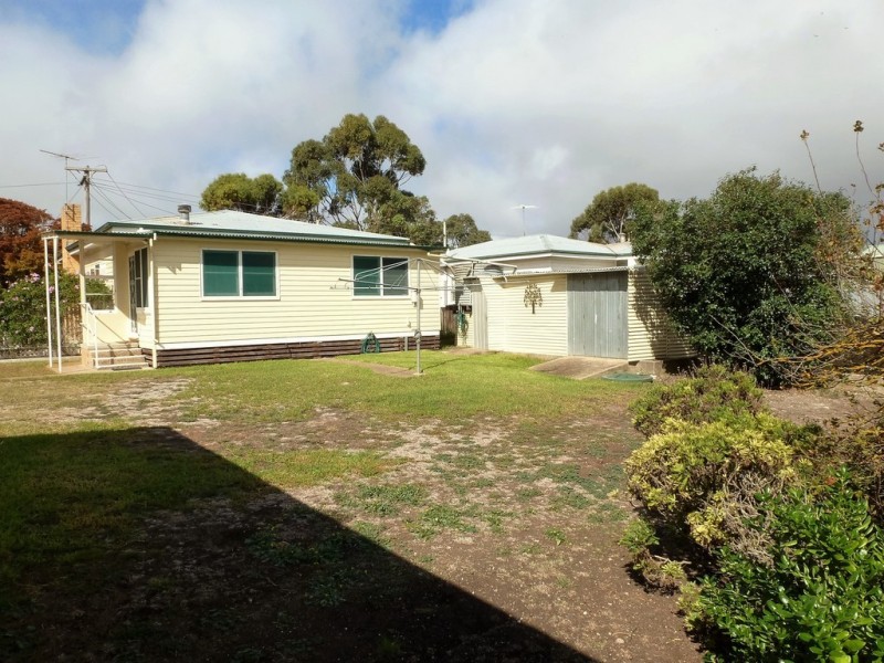 2072 Glenelg Highway, Lake Bolac VIC 3351