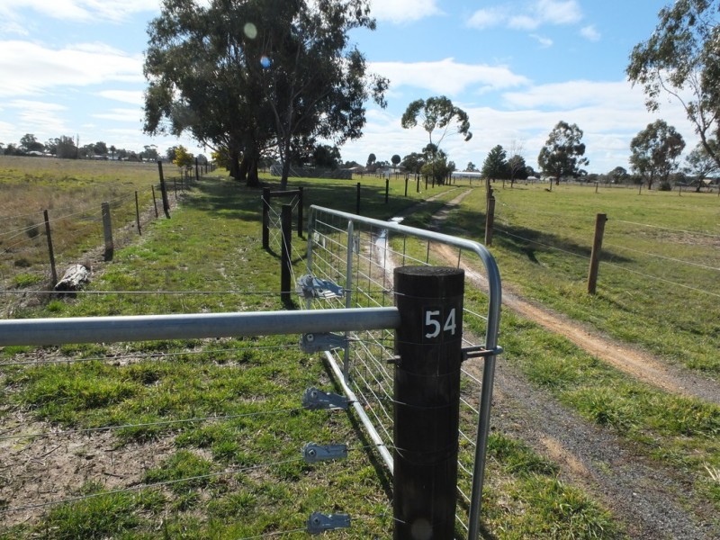 54 Belfast Road, Carisbrook VIC 3464