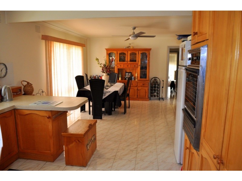 6 Mountain View Street, Avoca VIC 3467