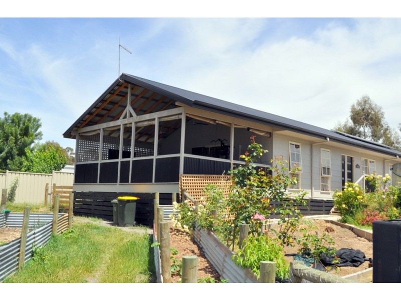 6 Mountain View Street, Avoca VIC 3467