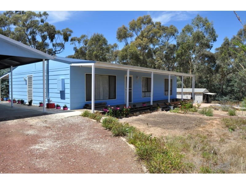 2 Mountain View Street, Avoca VIC 3467