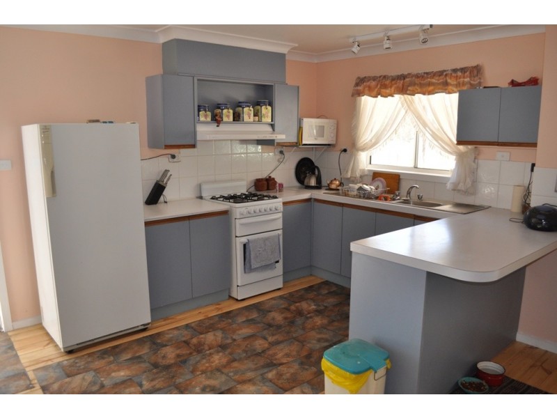 2 Mountain View Street, Avoca VIC 3467