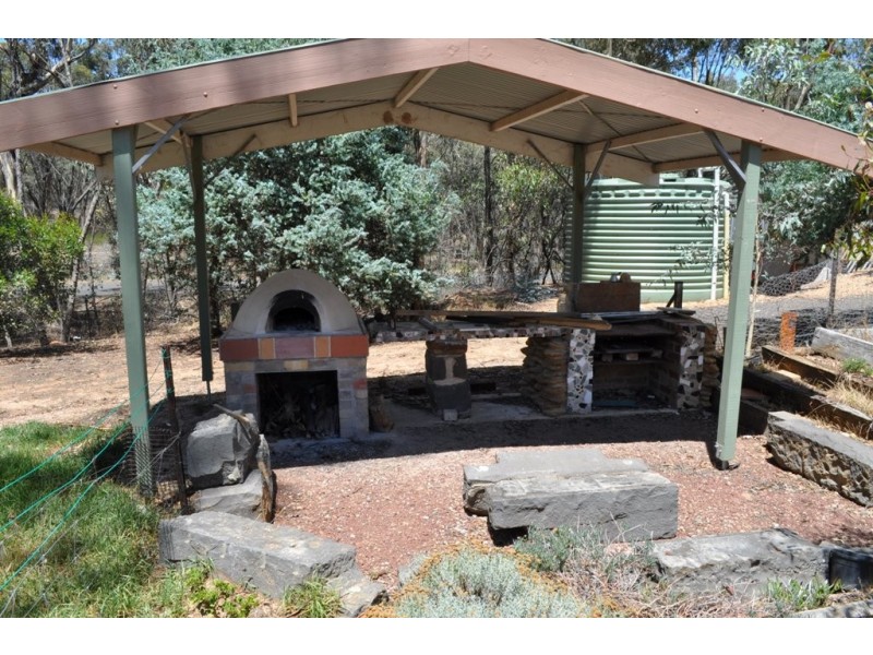 2 Mountain View Street, Avoca VIC 3467