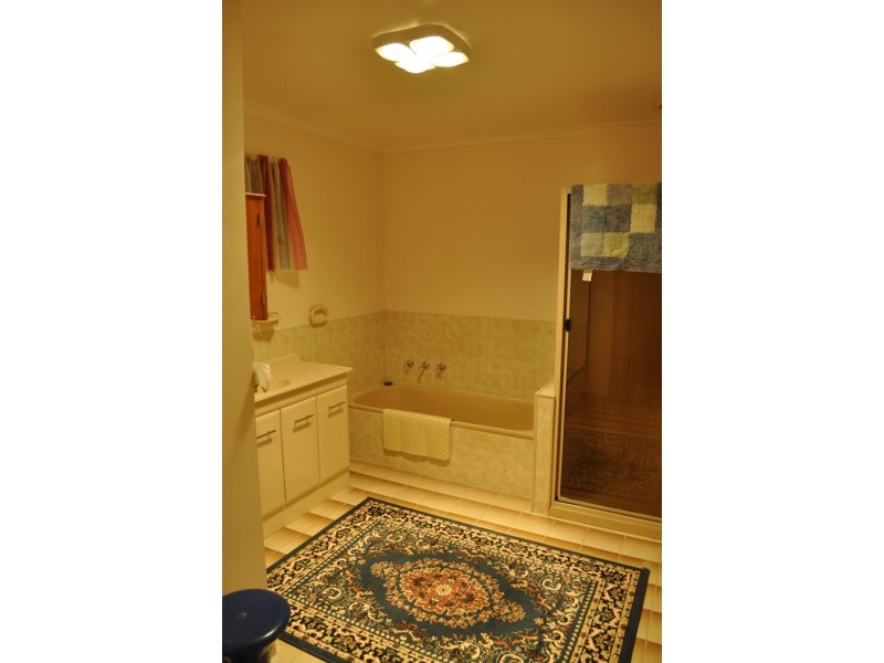 13 High Street, Avoca VIC 3467