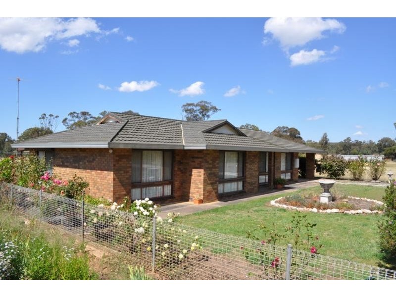 7056 Pyrenees Highway, Avoca VIC 3467