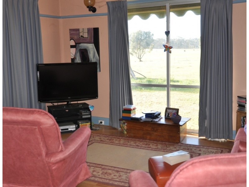 7064 Pyrenees Highway, Avoca VIC 3467