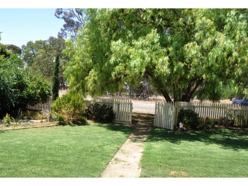 16 School St, Natte Yallock VIC 3465