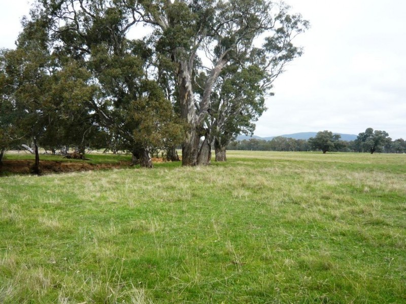 - Sunraysia Highway, Moonambel VIC 3478