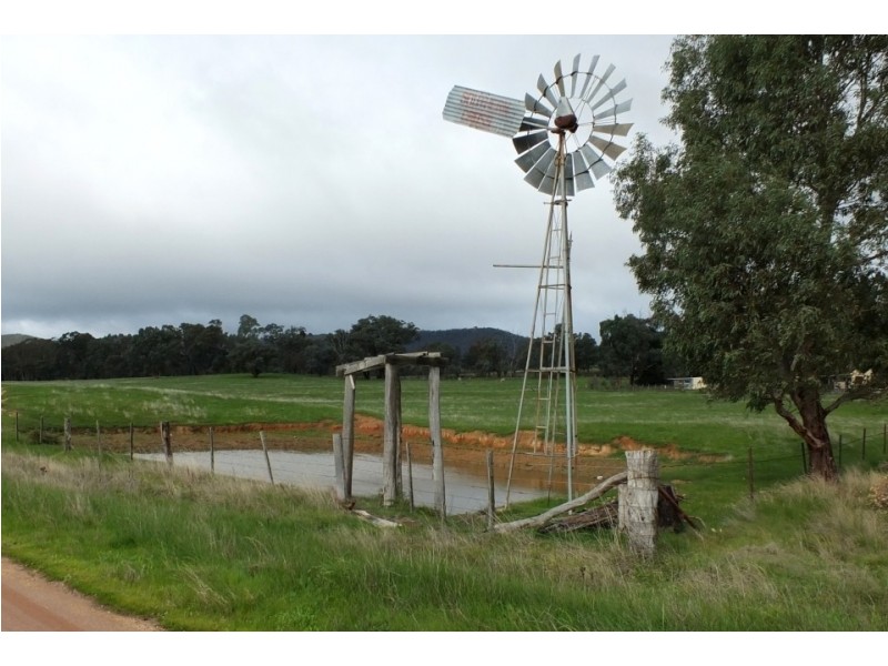 3 Hunter Street, Moonambel VIC 3478